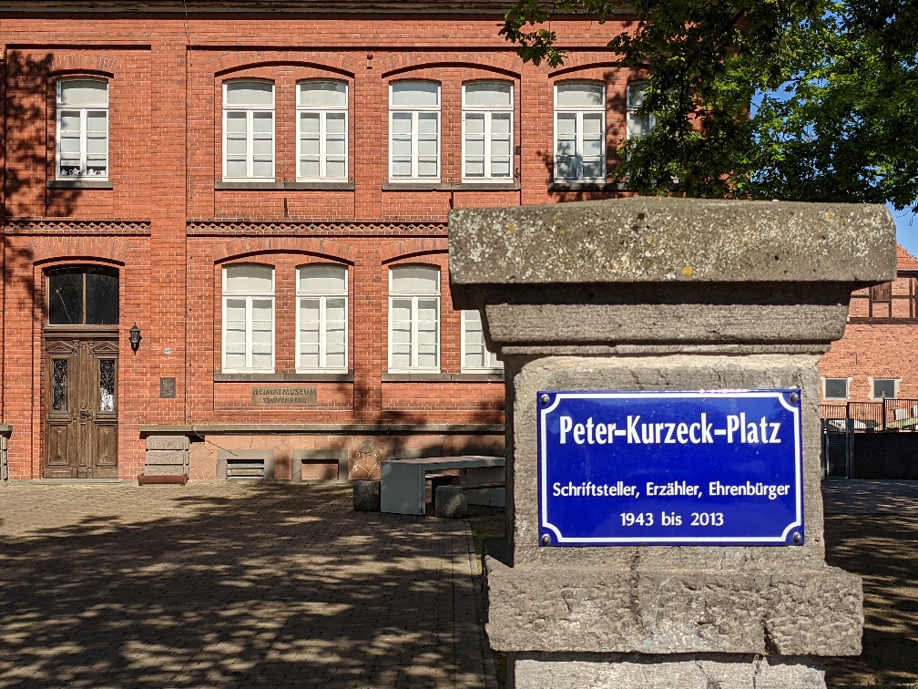 Heimatmuseum in der
                Roten Schule auf dem Peter-Kurzeck-Platz